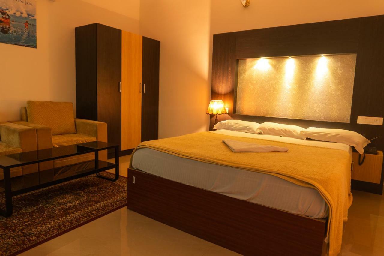 Aramana Holiday Inn Alappuzha Buitenkant foto