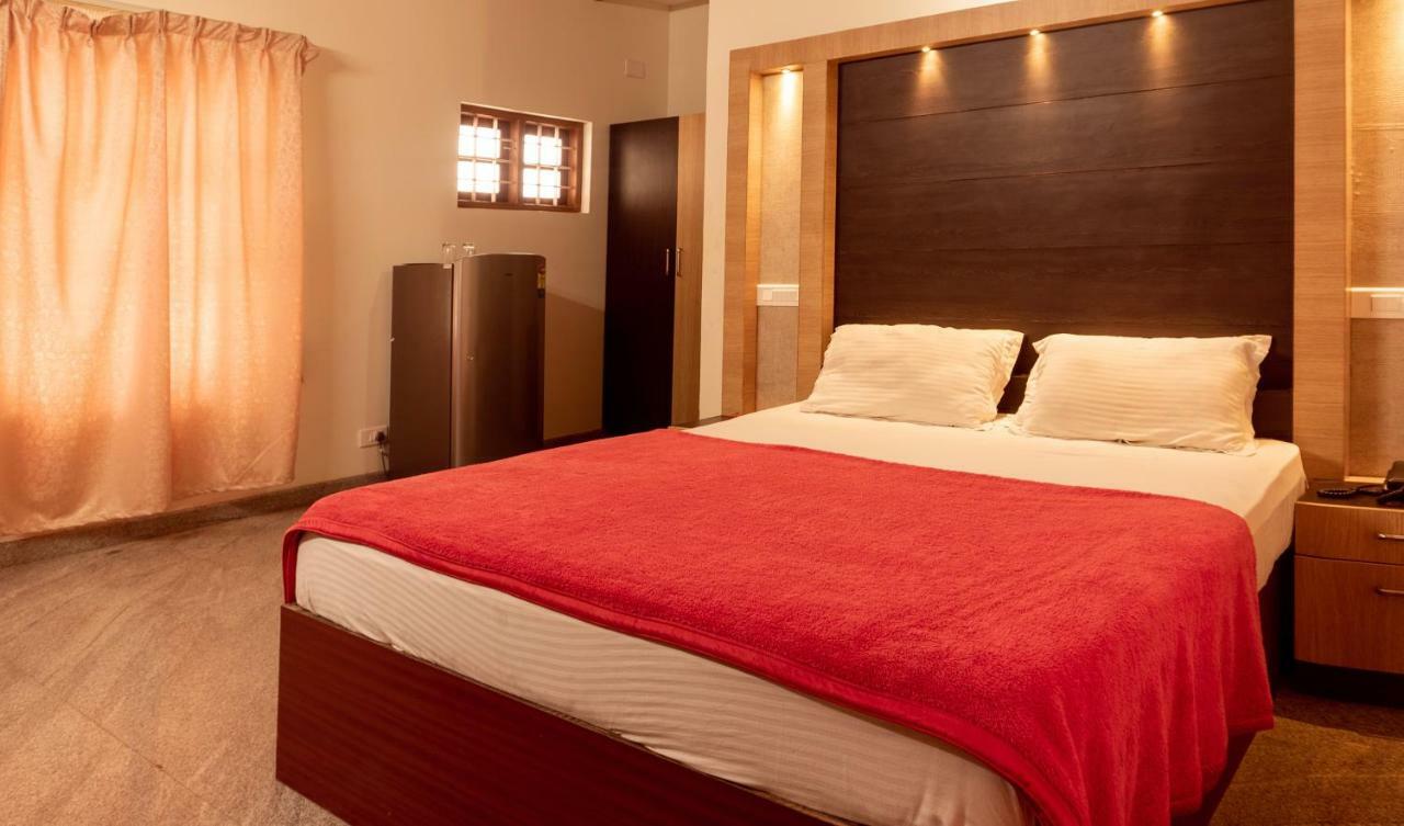 Aramana Holiday Inn Alappuzha Buitenkant foto
