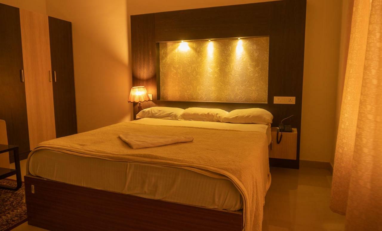 Aramana Holiday Inn Alappuzha Buitenkant foto